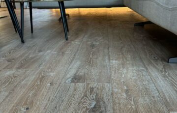 La Collezione Impressioni del Tempo cattura l’anima del legno vissuto: sfumature profonde, segni naturali e finiture che ricordano l’eleganza delle superfici anticate. Ogni tavola racconta un passato che diventa design contemporaneo, trasformando ogni ambiente in un luogo ricco di calore, memoria e stile.