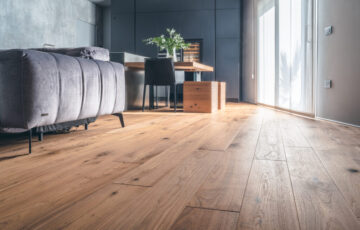 La Collezione Trame Nobili esalta la finezza delle lavorazioni artigianali: intrecci di venature, sfumature armoniose e finiture pregiate che trasformano ogni tavola in un’opera di stile. Un parquet raffinato, pensato per chi desidera ambienti dal carattere distintivo, dove la bellezza si esprime attraverso dettagli nobili e senza tempo.