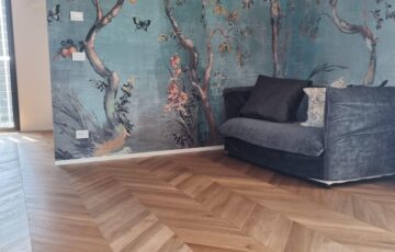 La Collezione Spina Francese porta negli ambienti il fascino raffinato dei palazzi parigini. Le tavole, tagliate con precisione millimetrica, creano un disegno regolare e sofisticato che gioca con la luce e valorizza gli spazi. Un parquet esclusivo, dove la perfezione geometrica incontra lo stile senza tempo.