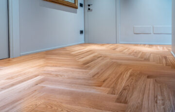 La Collezione Spina Italiana celebra uno dei disegni più iconici del parquet, reinterpretato con materiali pregiati e finiture contemporanee. Le tavole, posate in geometrie eleganti e dinamiche, donano movimento, luce e raffinatezza a ogni ambiente. Un classico senza tempo, che unisce la tradizione italiana al design moderno.