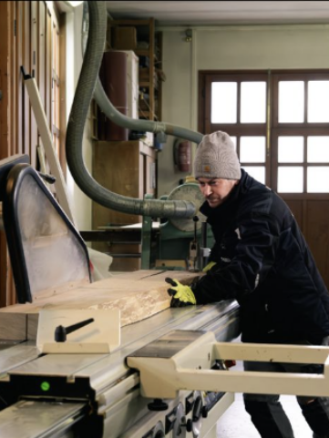Le tavole vengono lavorate con maestria nei nostri laboratori artigianali, valorizzando ogni venatura e imperfezione.