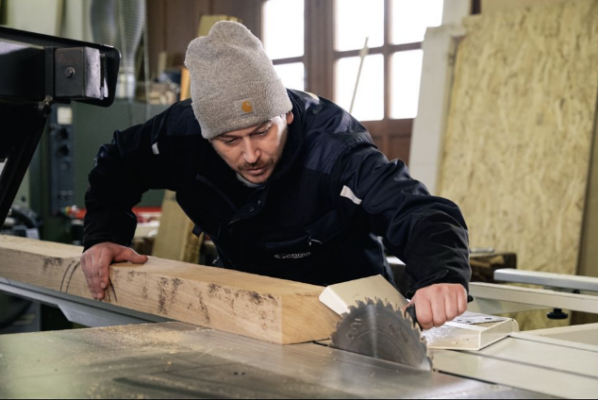 Ogni dettaglio prende forma: tagli, giunzioni e finiture sono studiati per esaltare la bellezza autentica del legno.